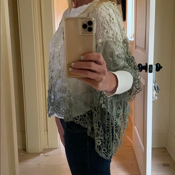 Lace poncho - Picture 6 of 7